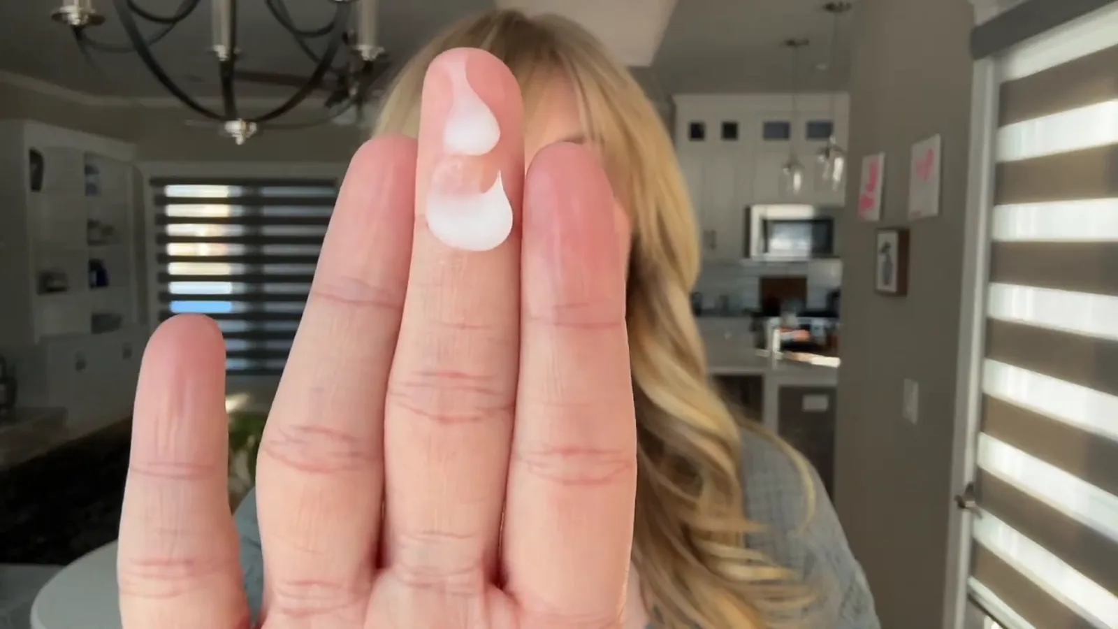Consistência concentrada do creme para mãos ressecadas sobre o dedo