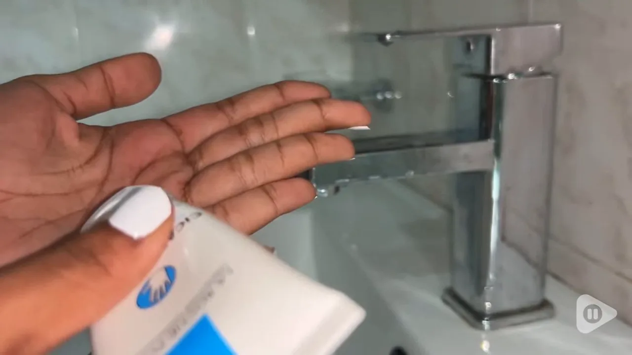 Dosagem de pequena quantidade do creme reparador na palma da mão