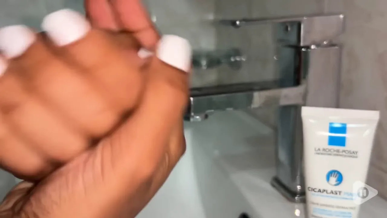 Espalhamento do creme hidratante reparador Cicaplast por todas as mãos