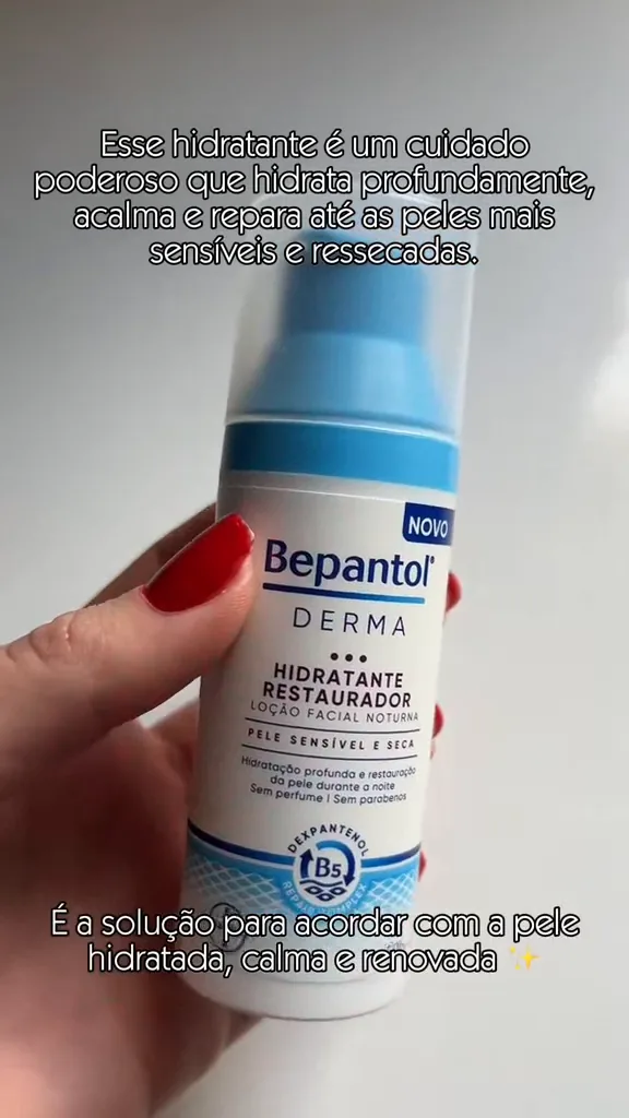 Frasco do creme Bepantol Derma sendo exibido e manuseado na mão