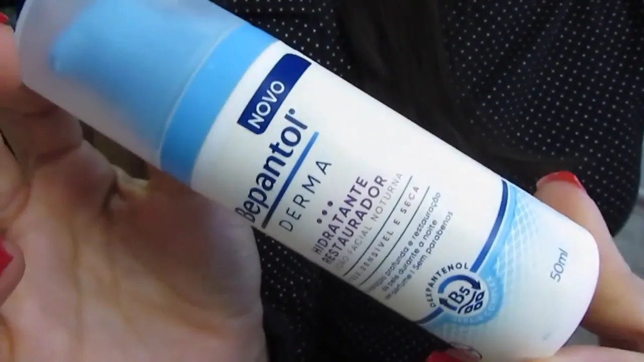 Frasco do hidratante facial Bepantol Derma Restaurador Noturno