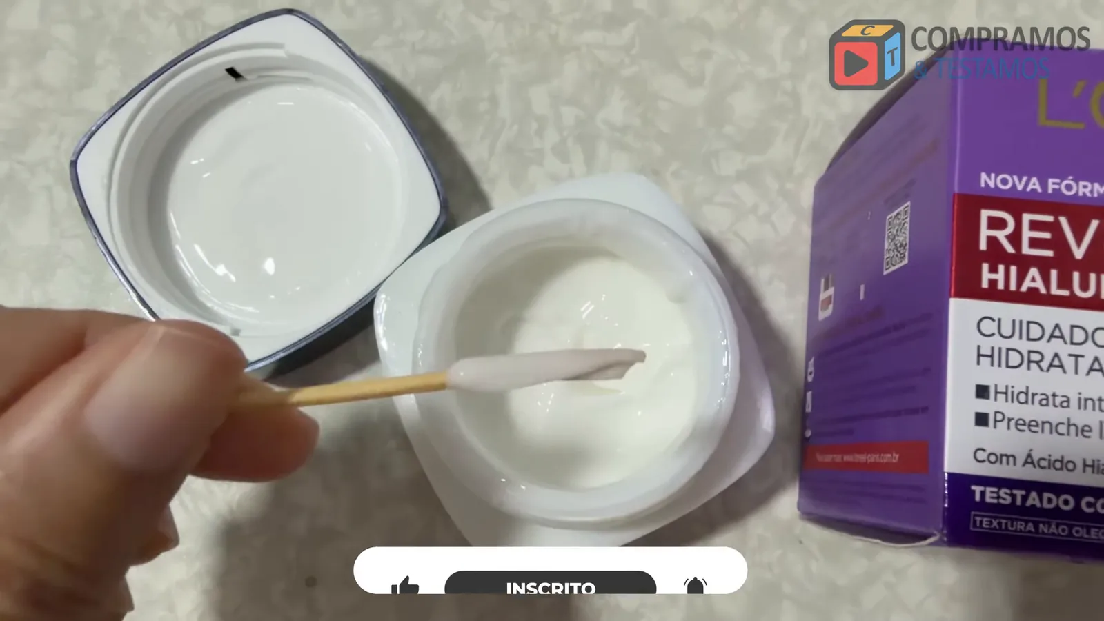 Aplicação e demonstração da textura rica do creme facial noturno
