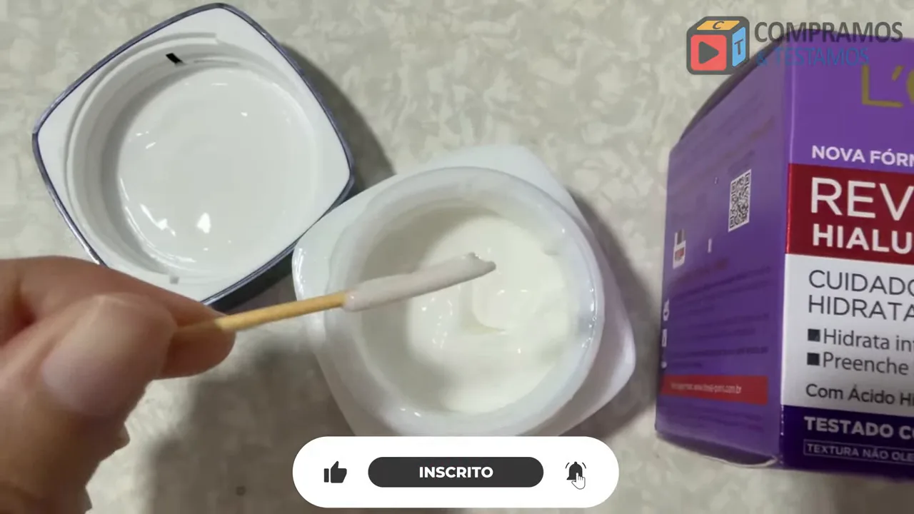 Demonstração da textura cremosa do hidratante facial Revitalift com palito