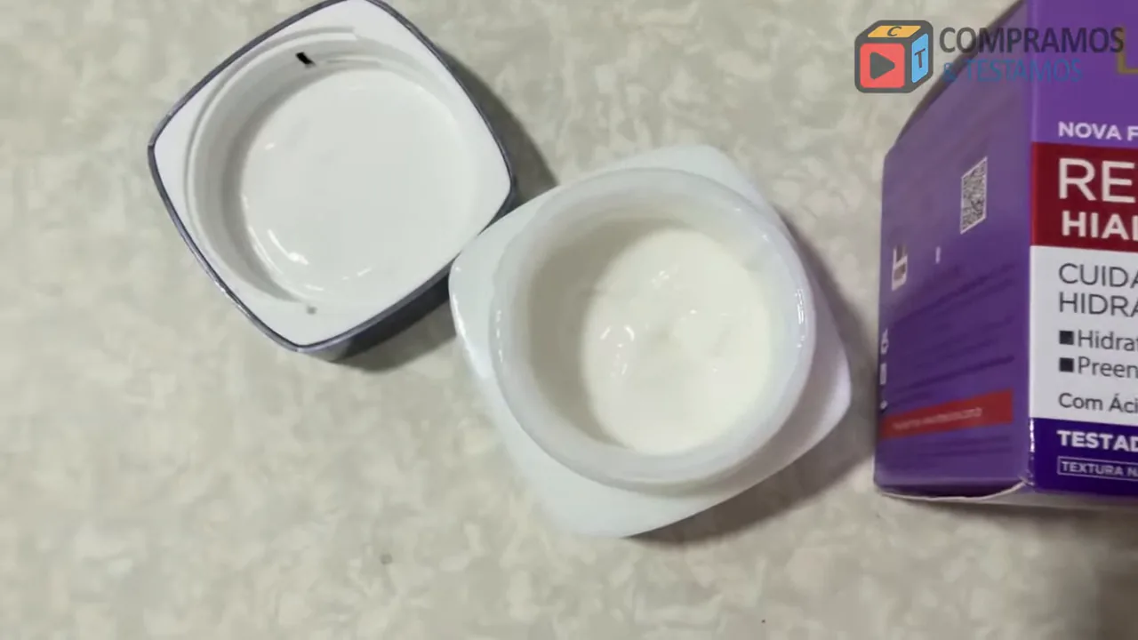 Abertura do pote do creme facial Revitalift Hialurônico Noturno