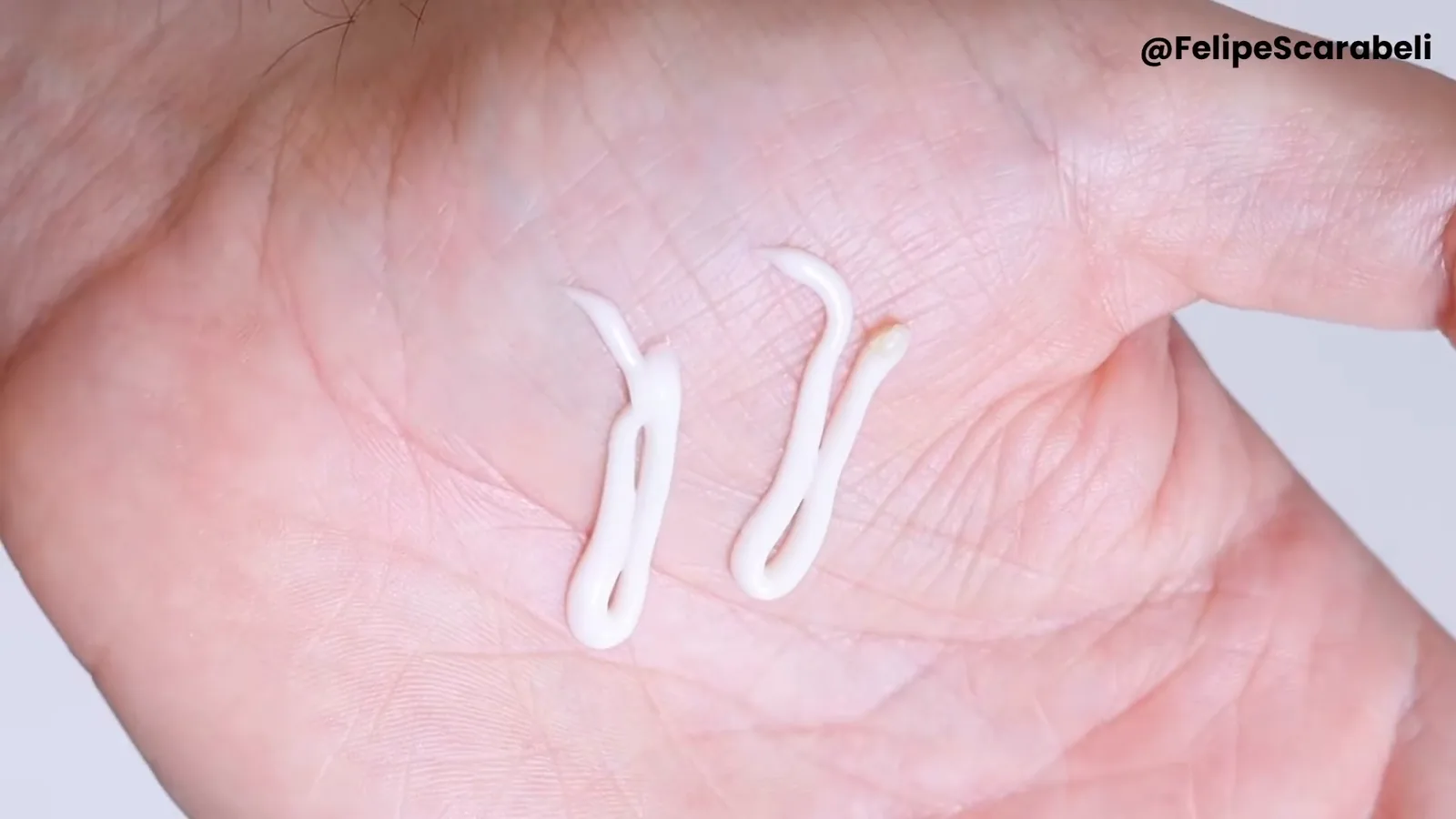 Dose do sérum na palma da mão mostrando textura fluida