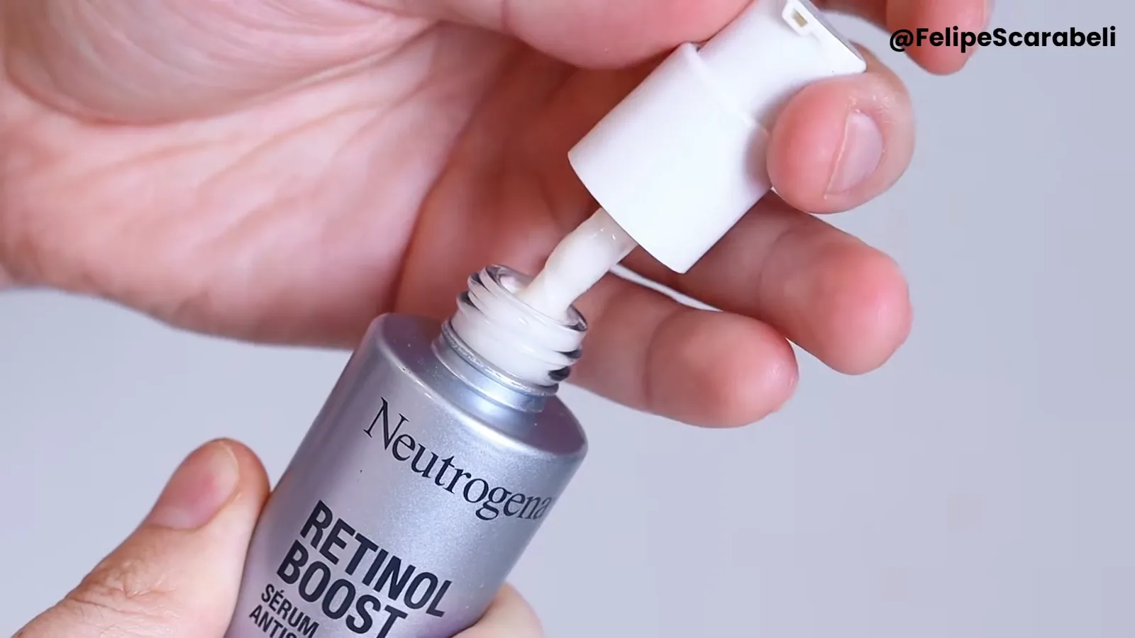 Frasco aberto revelando o aplicador interno do produto