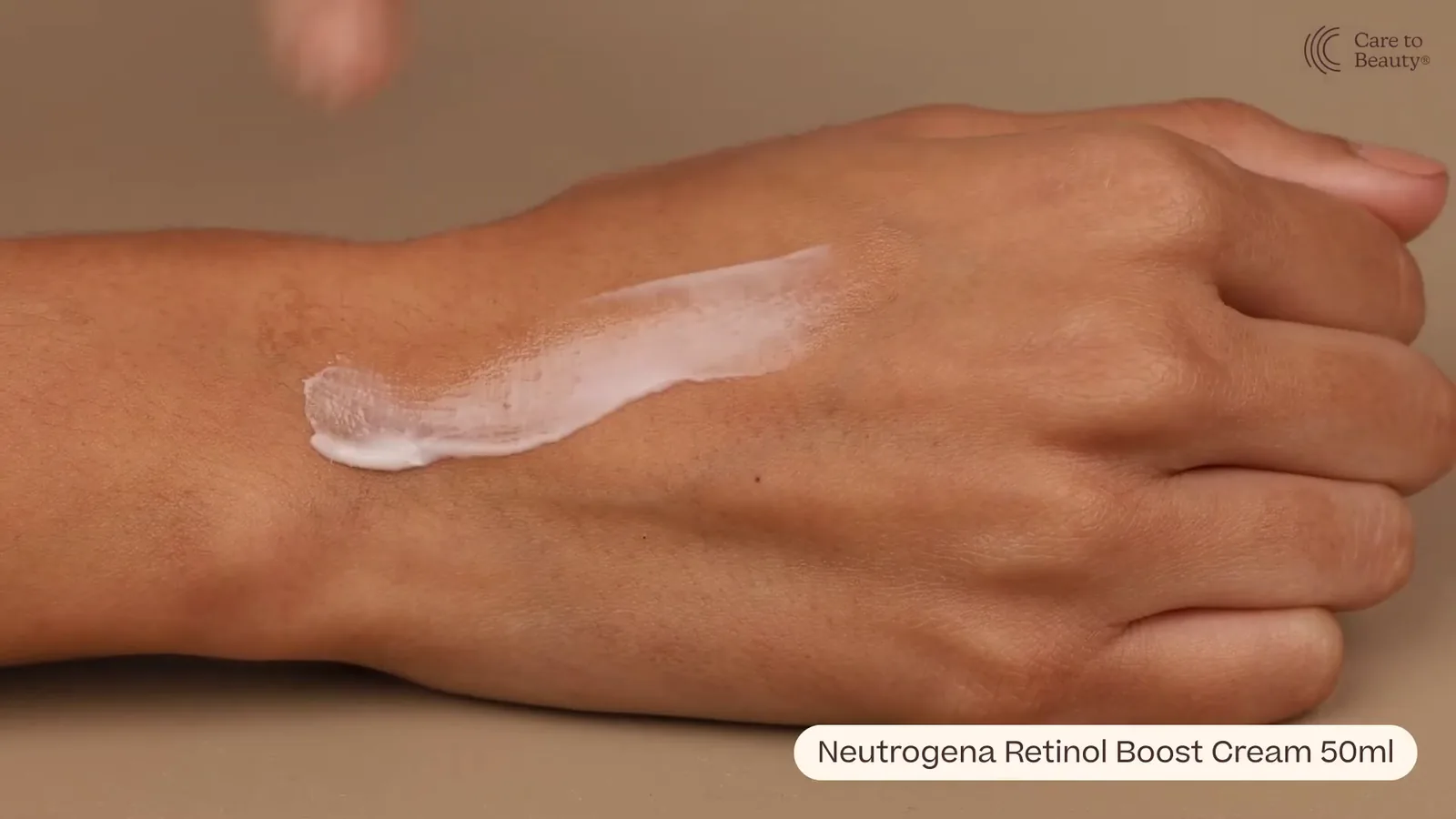 Espalhamento uniforme do creme facial com absorção rápida na pele