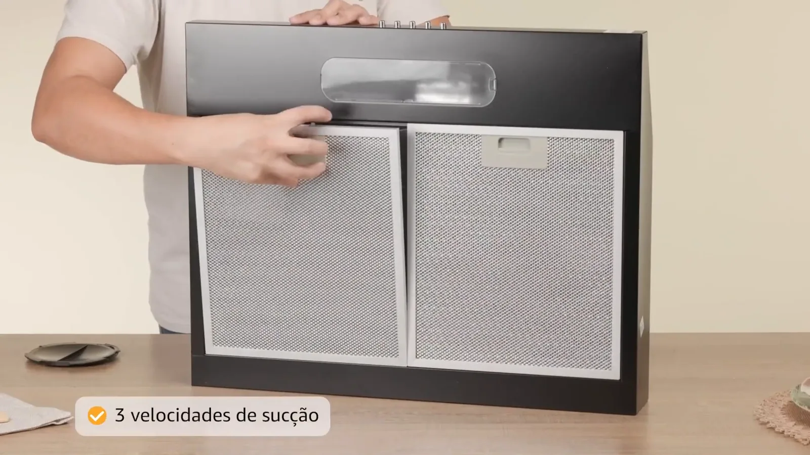 Remoção do filtro de alumínio através da trava plástica do depurador