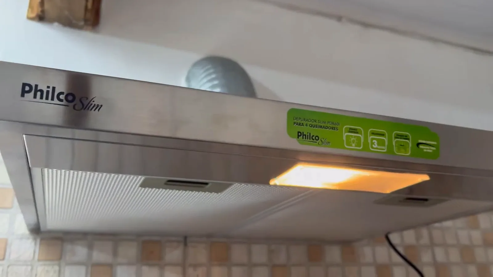 Lâmpada incandescente acesa iluminando as grades de filtragem do depurador