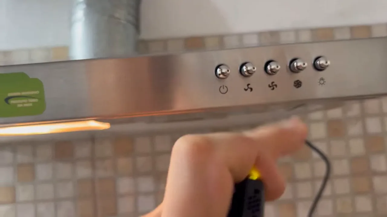 Depurador Philco Slim em funcionamento durante medição do ruído