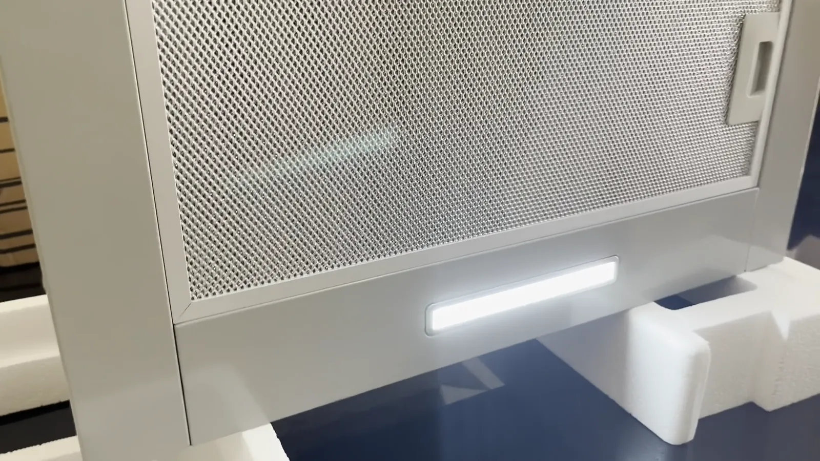 Depurador de embutir com luminária de LED frontal acesa