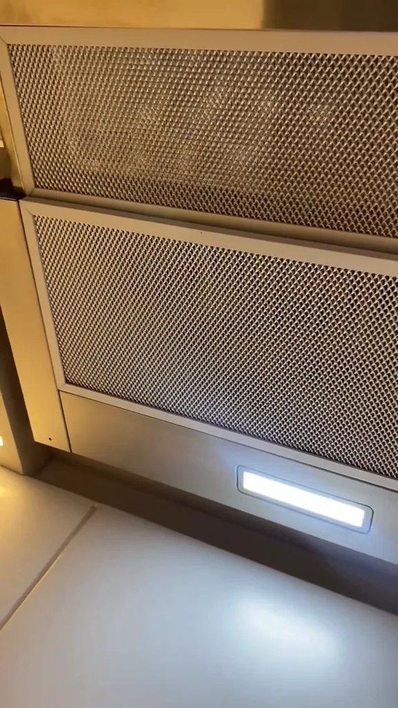 Filtros metálicos laváveis duplos e iluminação LED sob o depurador