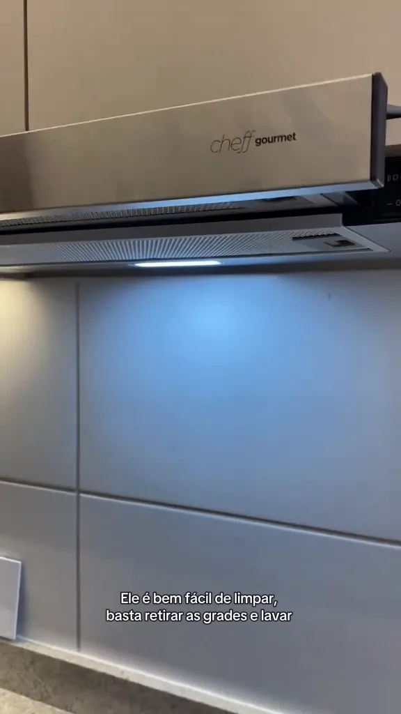 Depurador EOS embutido e ligado iluminando a bancada da cozinha