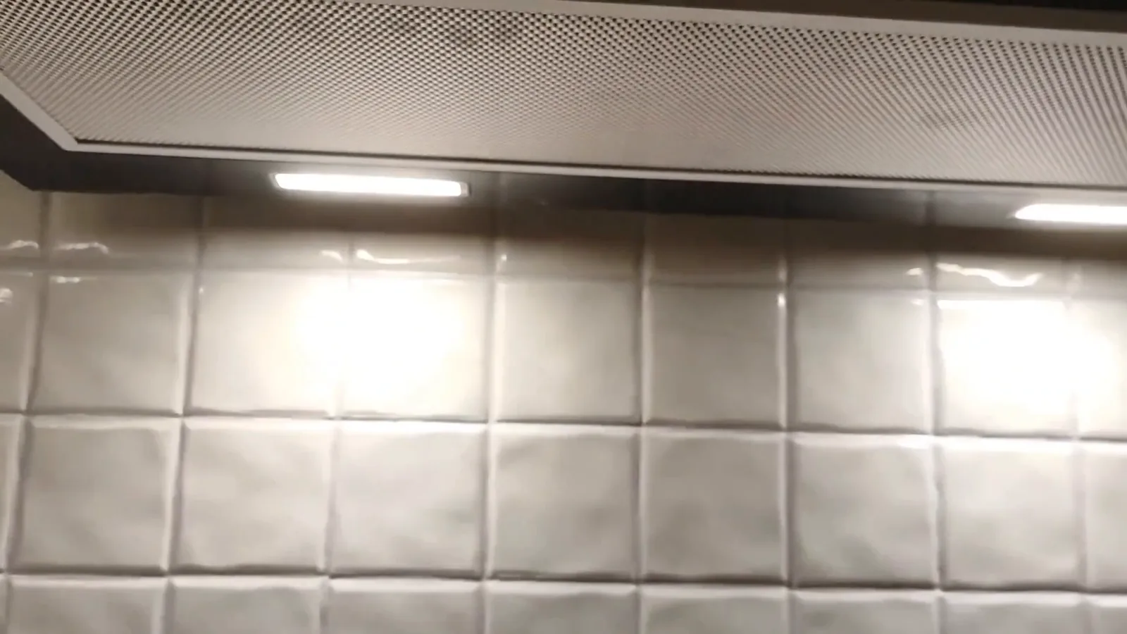 Depurador Electrolux DE9RB com iluminação LED dupla e filtros em funcionamento