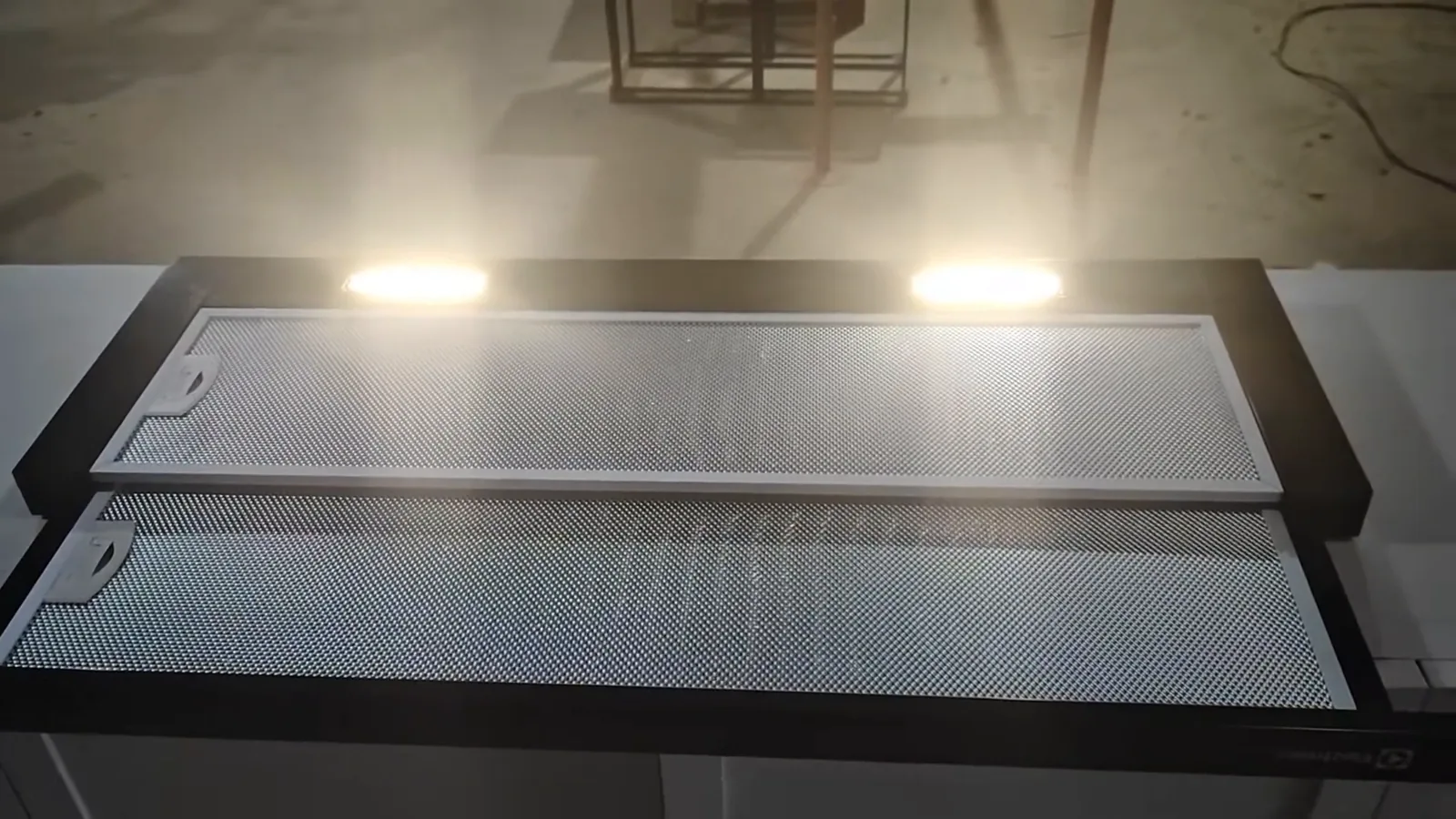 Depurador de ar Electrolux ligado com luzes LED em funcionamento