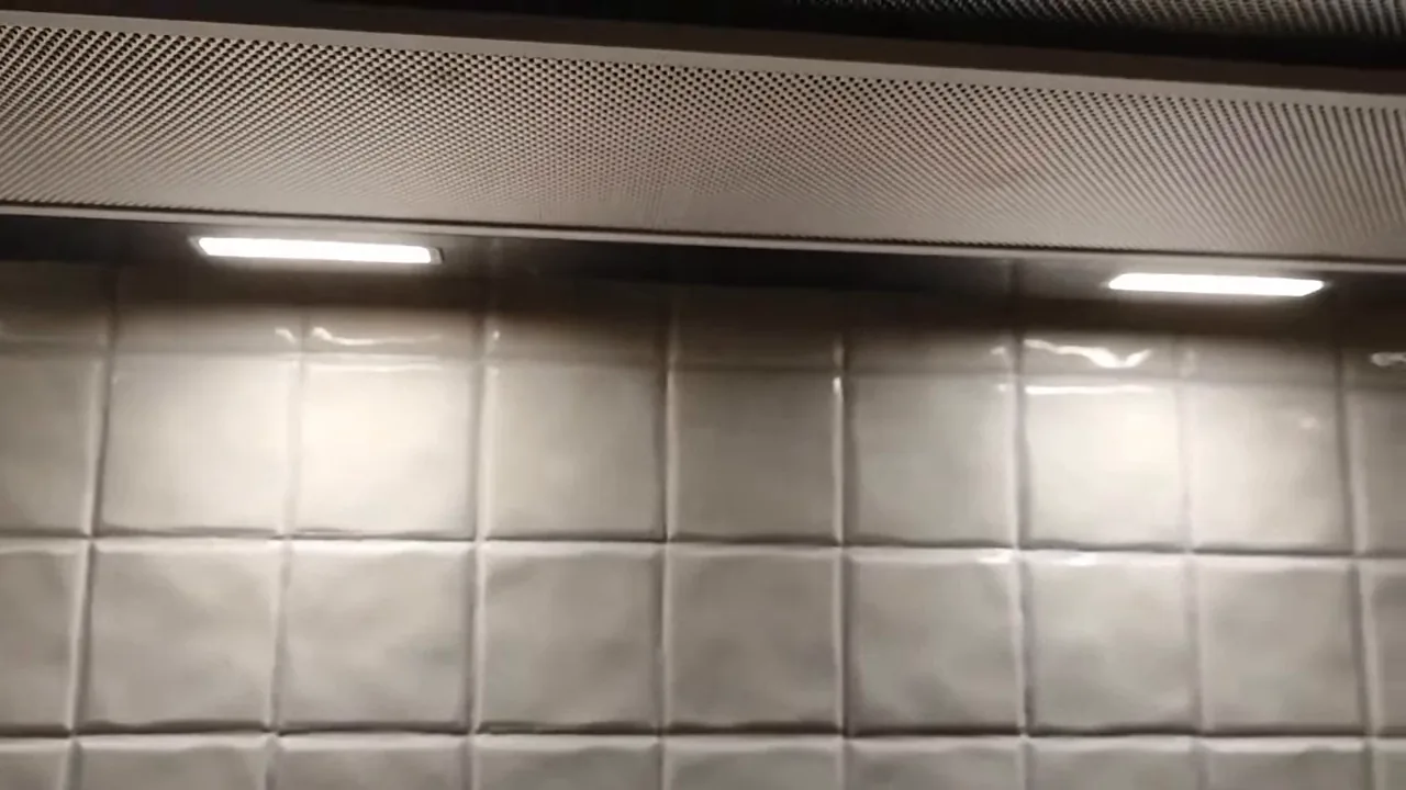 Depurador Electrolux DE9RB com luzes LED acesas durante o funcionamento