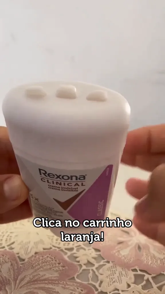 Creme antitranspirante saindo pelos dosadores do Rexona Clinical Classic