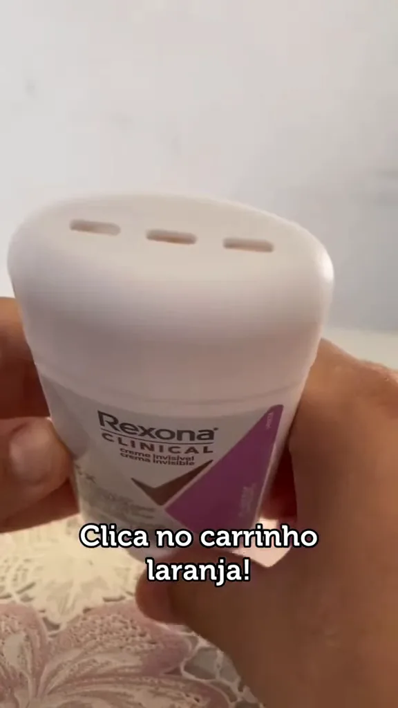 Aplicação giratória liberando o creme antitranspirante Rexona pelos orifícios superiores