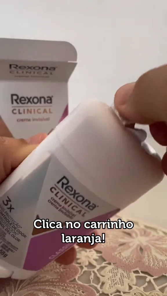 Remoção do lacre protetor superior do desodorante Rexona Clinical Classic