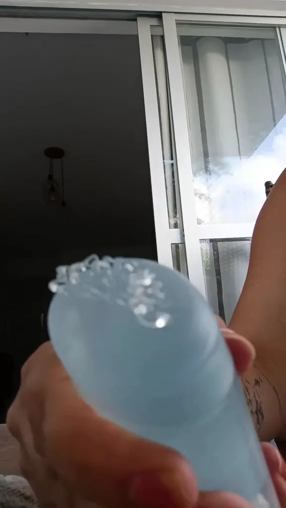 Gel saindo pelos orifícios do aplicador do desodorante Secret