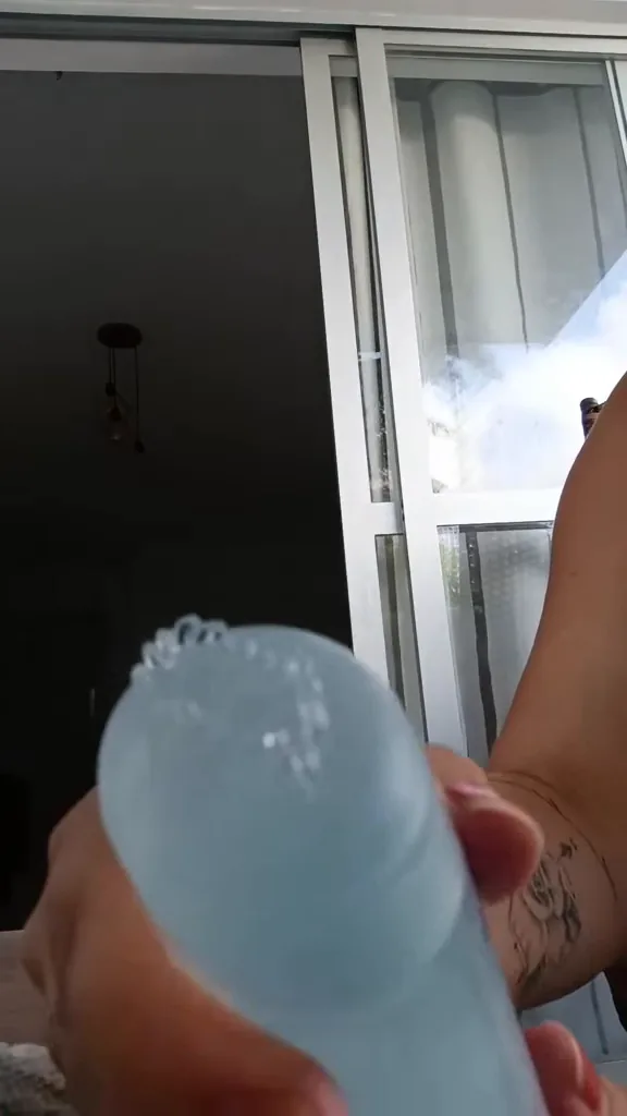 Aplicação do desodorante em gel Secret expelido pelos orifícios