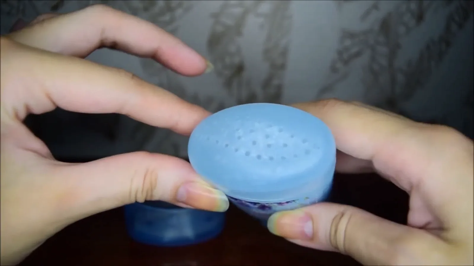 Orifícios aplicadores no topo do desodorante antitranspirante Secret em gel