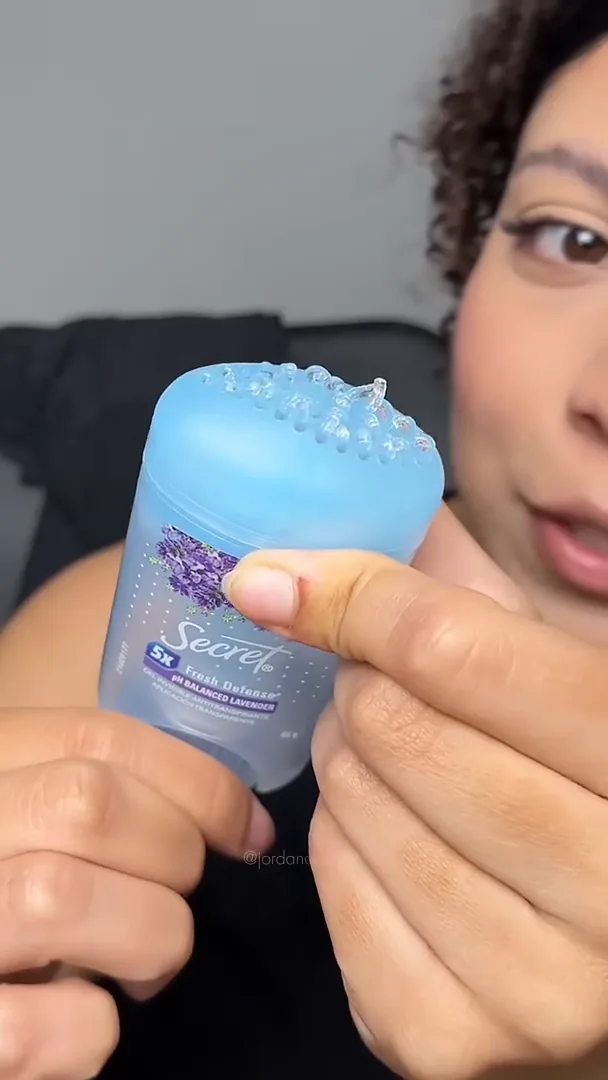 Desodorante Secret em gel saindo pelos furos do aplicador stick