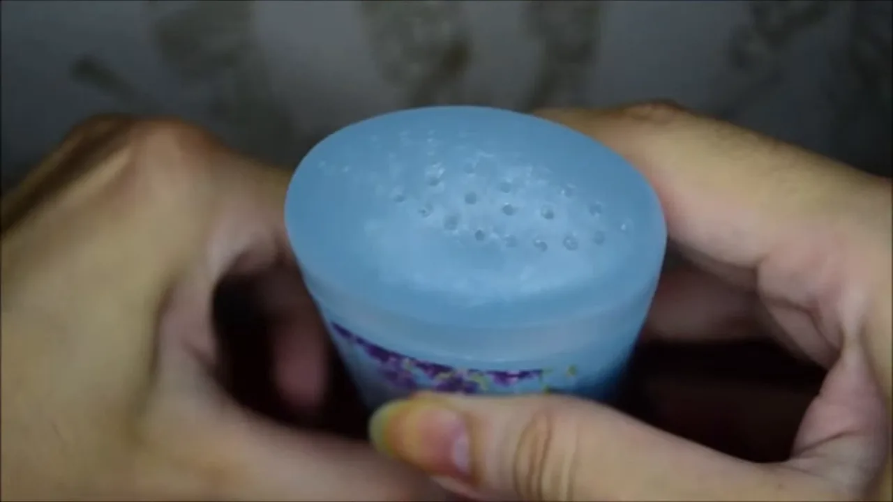Giro da base expelindo o gel transparente pelos orifícios do aplicador