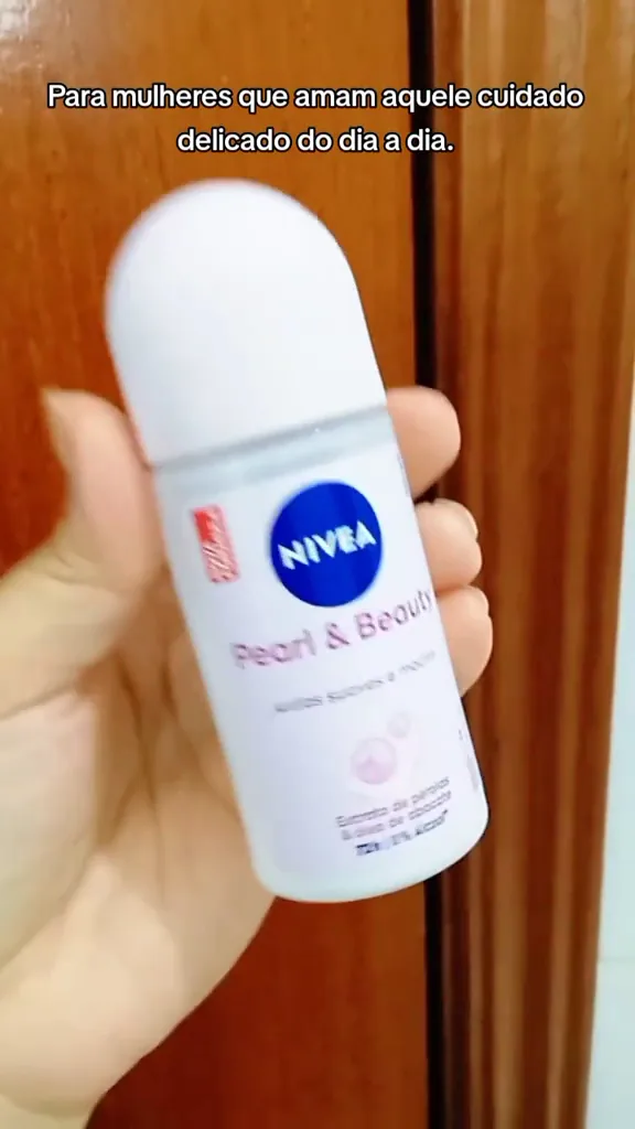 Frasco do desodorante roll-on Nivea Pearl e Beauty de 50ml