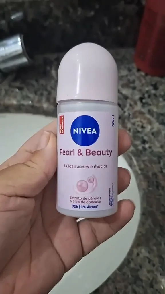 Frasco do desodorante feminino roll-on NIVEA Pearl & Beauty