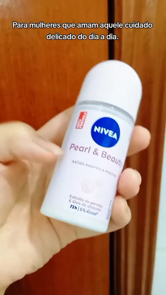 Exibição do frasco do desodorante roll-on Nivea Pearl e Beauty
