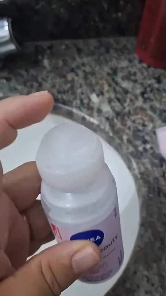 Abertura da tampa e verificação da esfera roll-on do desodorante