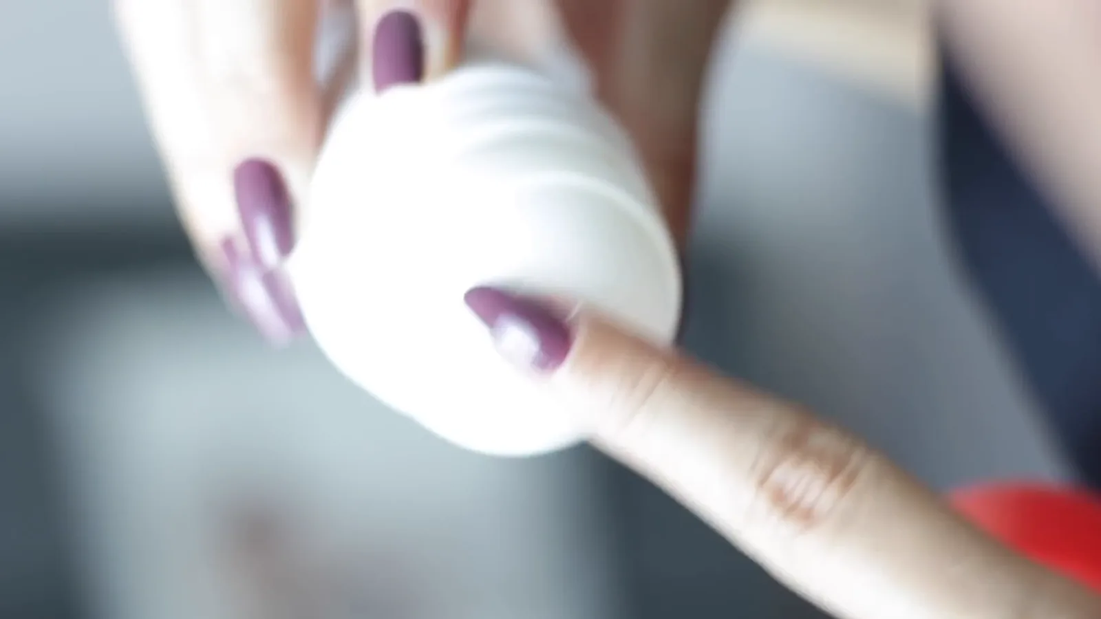Detalhe da esfera aplicadora roll-on do desodorante Vichy Stress Resist