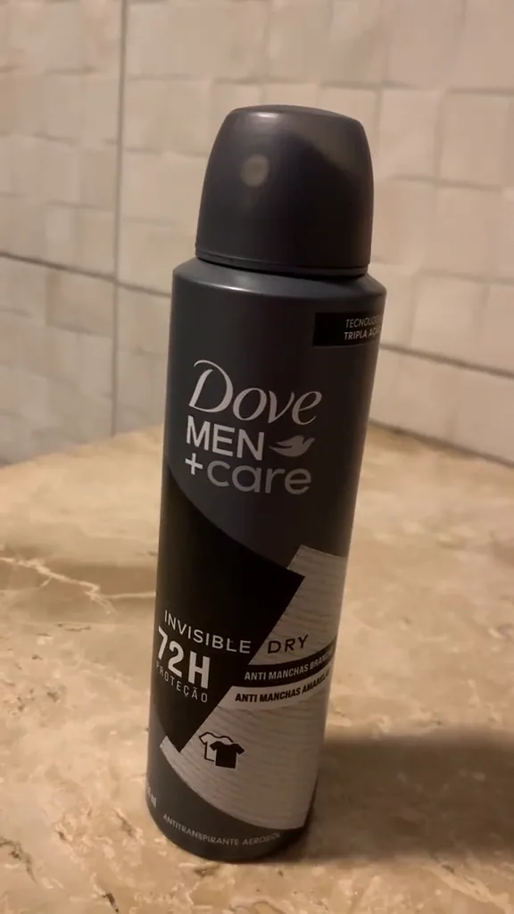Frasco do desodorante antitranspirante Dove Men Care Invisible Dry