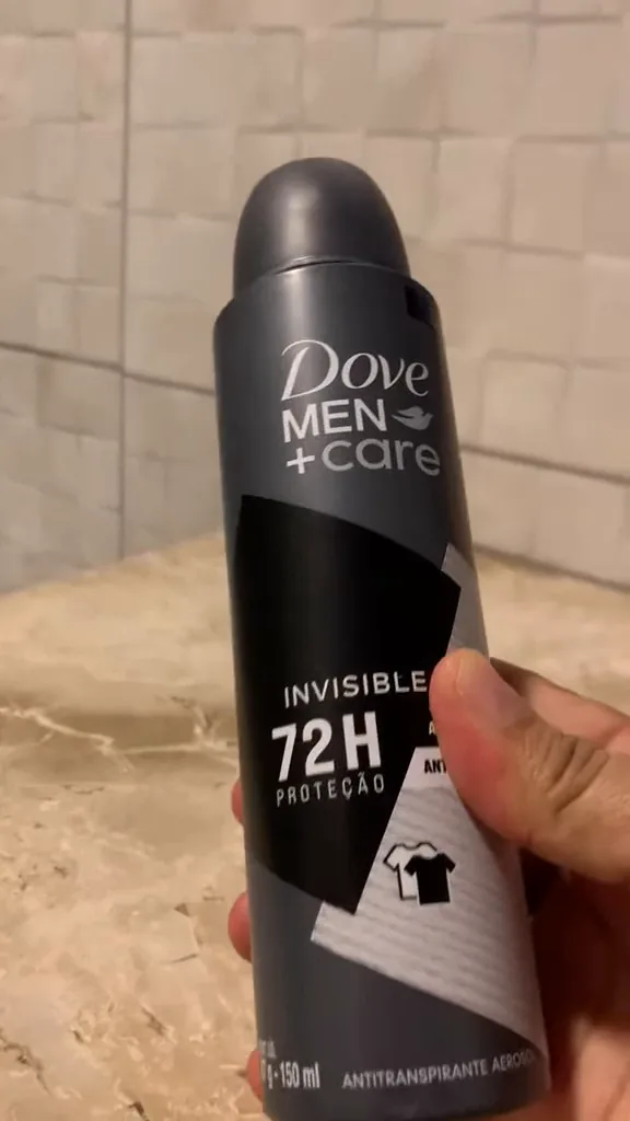Manuseio do desodorante aerossol Dove Men Care Invisible Dry