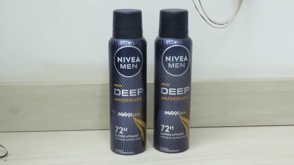 Detalhe frontal dos frascos do desodorante NIVEA MEN Deep Amadeirado