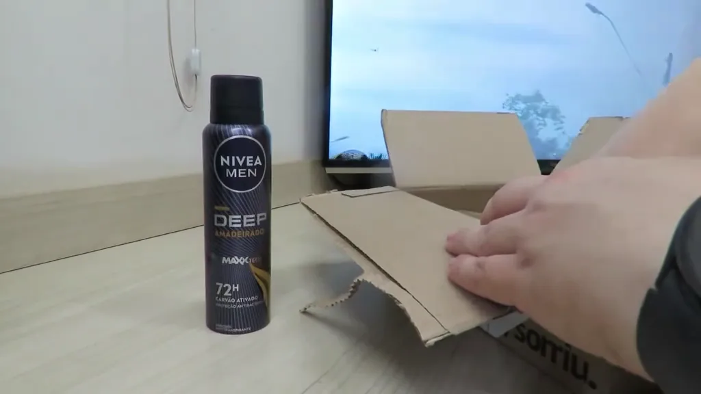 Desodorante NIVEA MEN Deep Amadeirado retirado da caixa de entrega