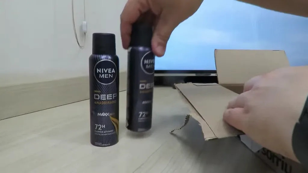 Desodorante aerossol NIVEA MEN Deep Amadeirado sendo retirado da caixa