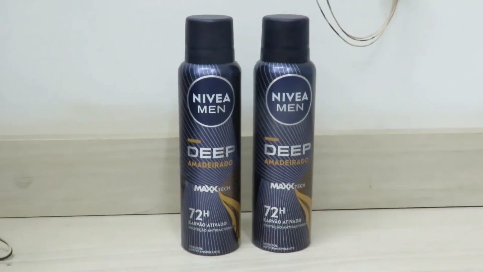 Dois frascos do desodorante antitranspirante Nivea Men Deep Amadeirado sobre a bancada