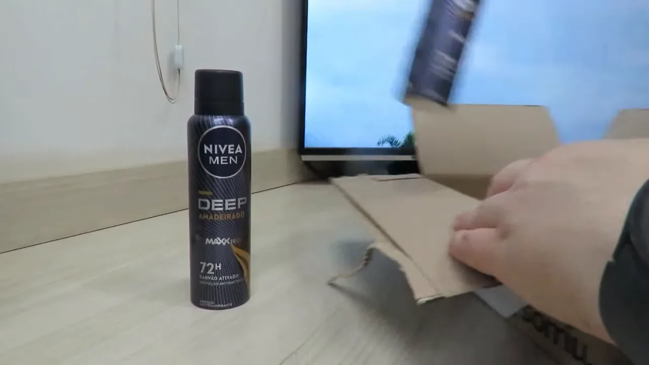 Retirada dos frascos de desodorante Nivea Men Deep da embalagem