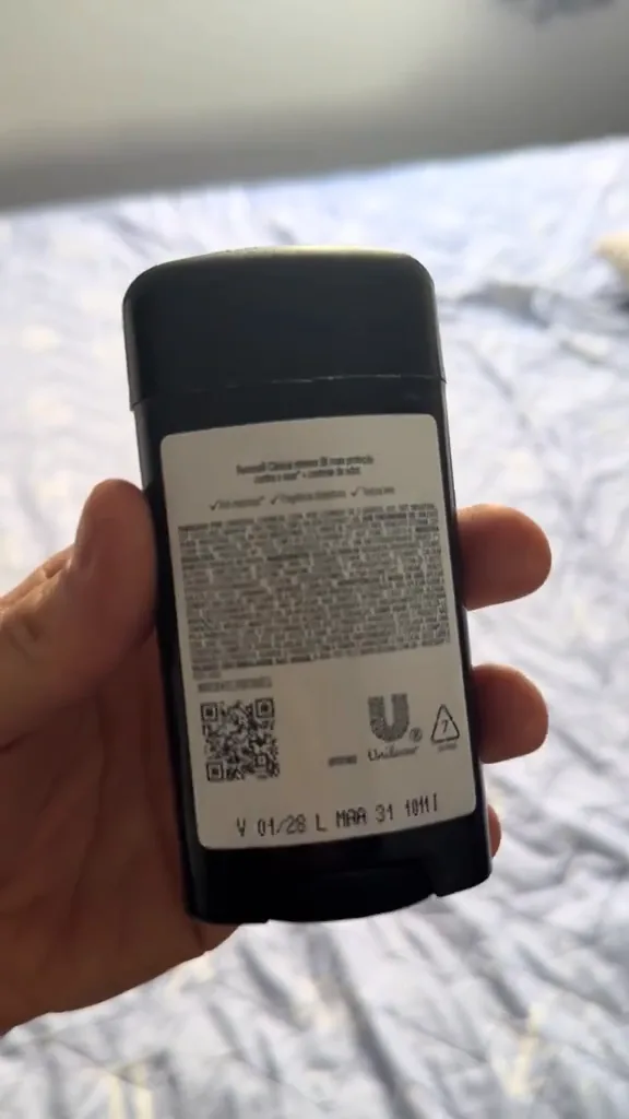 Rótulo traseiro com informações do desodorante Rexona Clinical Clean