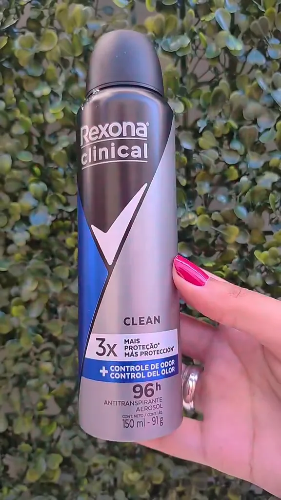Frasco do desodorante aerossol Rexona Men Clinical Clean com proteção 96h