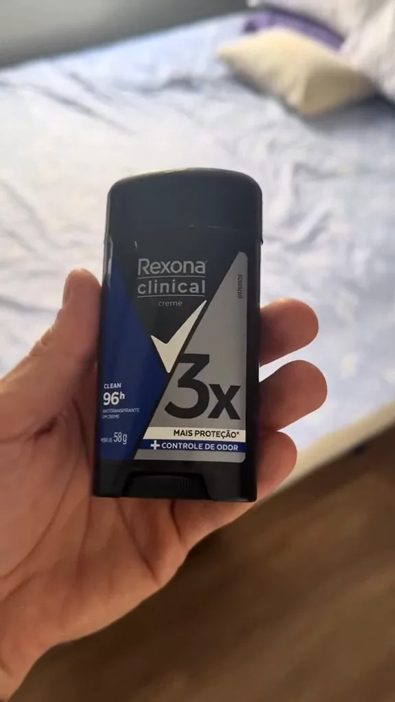 Manuseio do desodorante Rexona Clinical Clean destacando o rótulo frontal