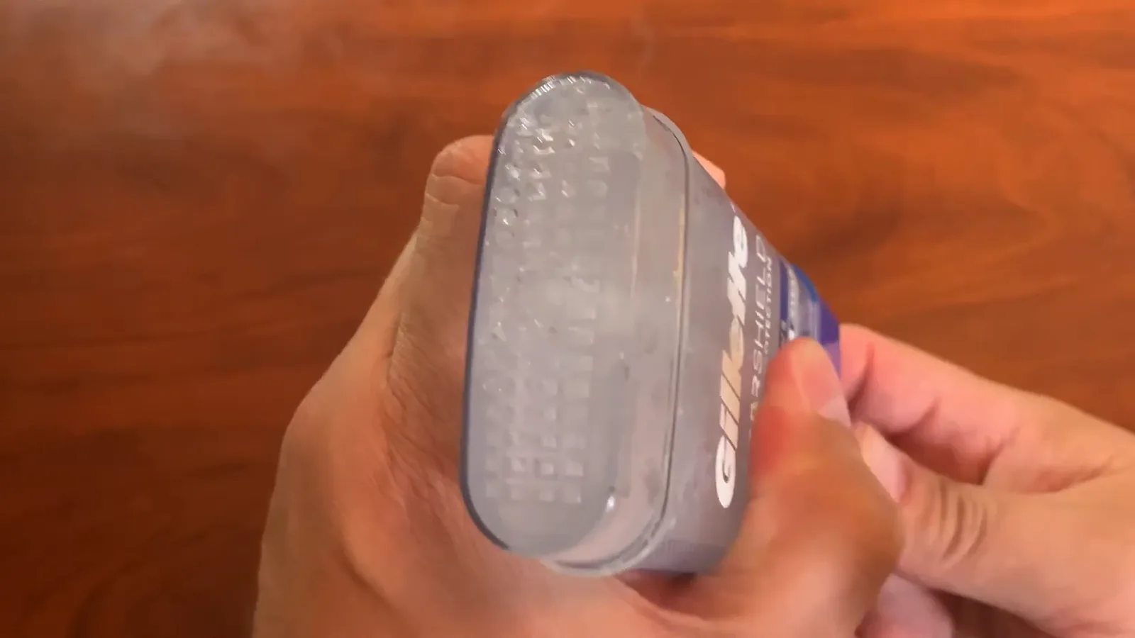 Gel antitranspirante transparente saindo pelos orifícios do aplicador