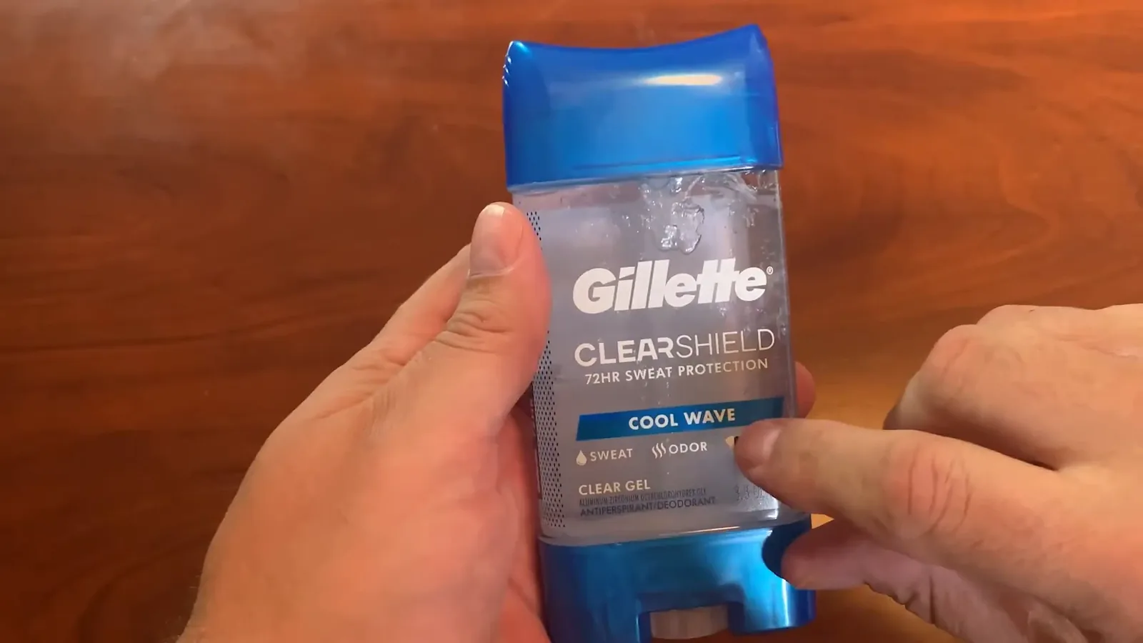 Frasco do desodorante antitranspirante Gillette Clear Gel Cool Wave