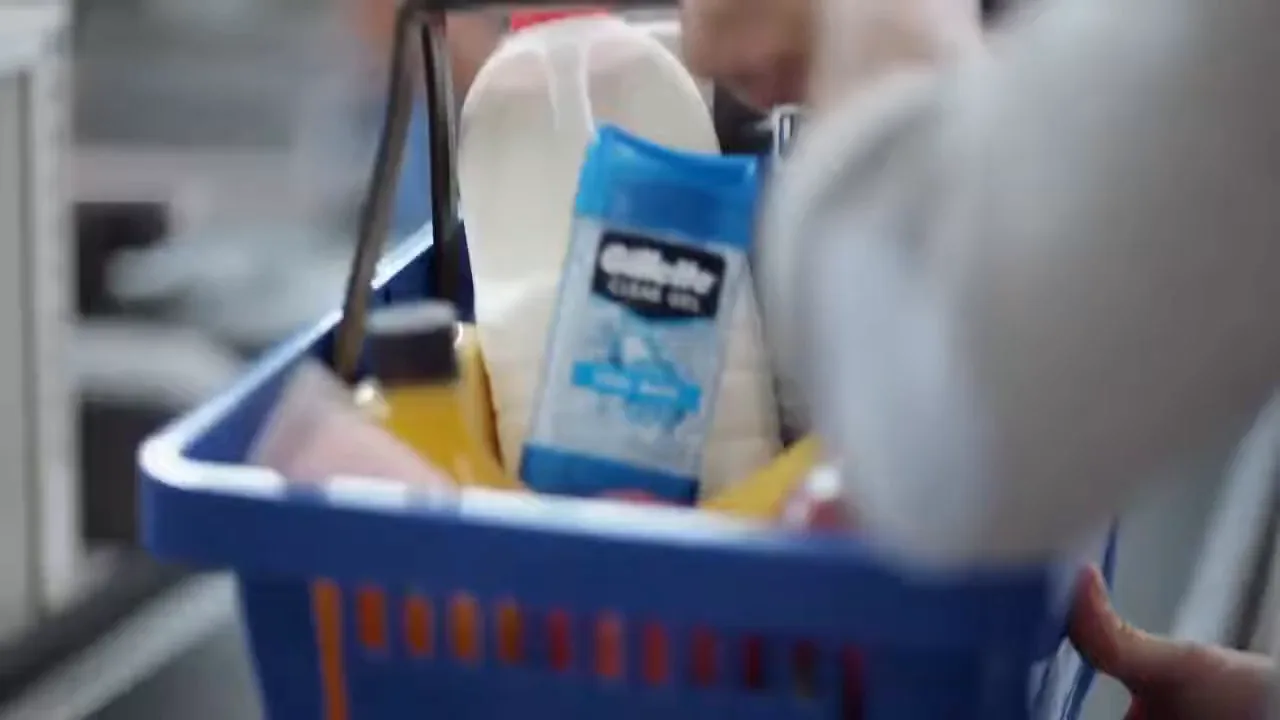 Desodorante Gillette Clear Gel Cool Wave acomodado na cesta de compras