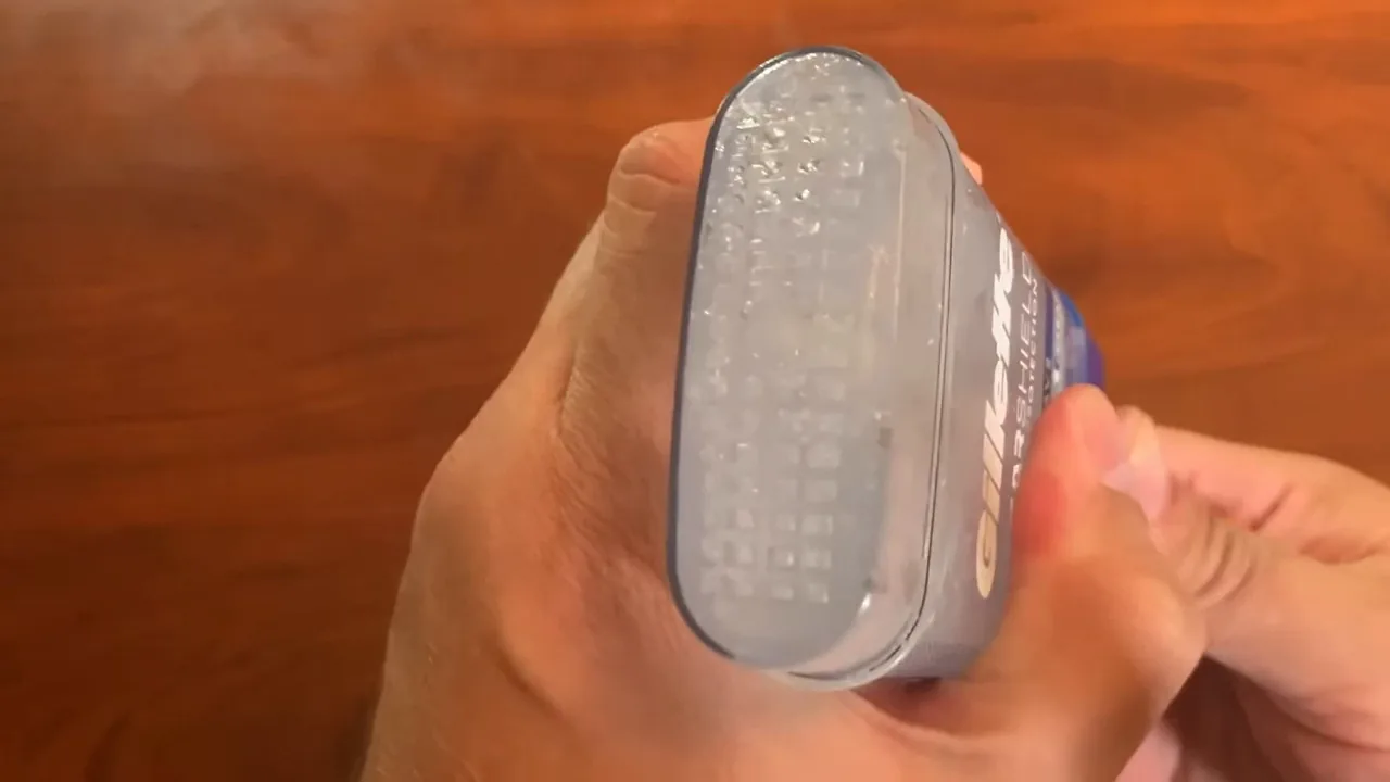 Mecanismo giratório da base liberando o gel transparente pelo topo