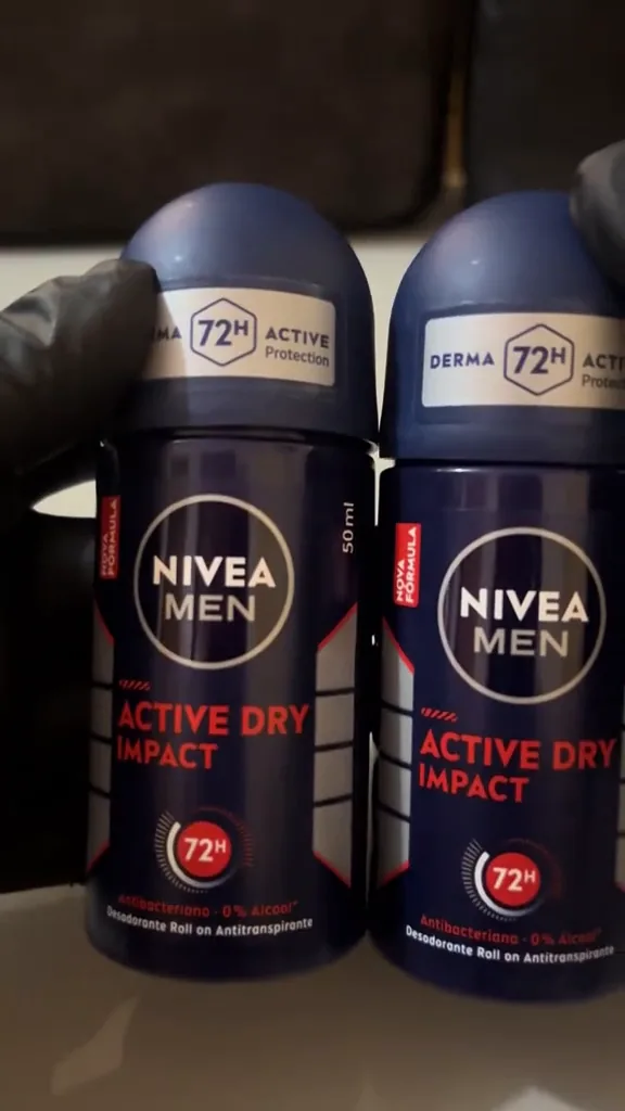 Frascos de desodorante roll-on Nivea Men Dry Impact sobre bancada