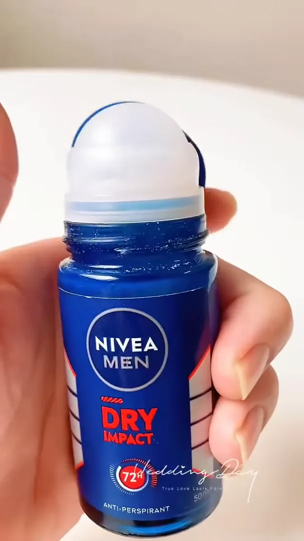 Esfera aplicadora roll-on exposta após remoção da tampa plástica