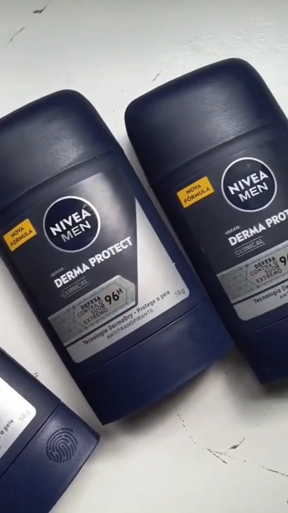 Desodorante stick NIVEA MEN Derma Protect Clinical sobre a bancada